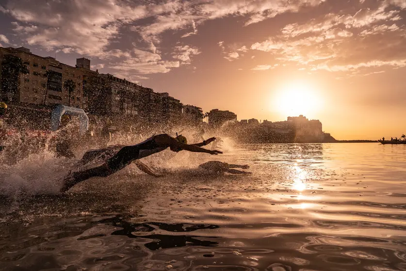 Los triatletas se lanzan al agua de la playa de la Ribera. Foto: Federaci&oacute;n Espa&ntilde;ola de Triatl&oacute;n