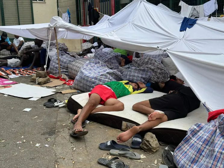 Inmigrantes a las puertas del Centro de Estancia Temporal el pasado mes de septiembre / Mohammed Ettouileb