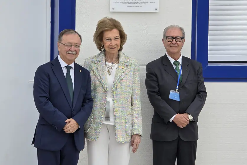 La Reina Sof&iacute;a durante su visita a Ceuta de este martes, junto al presidente de la Ciudad y el presidente del Banco de Alimentos / Laura Ortiz