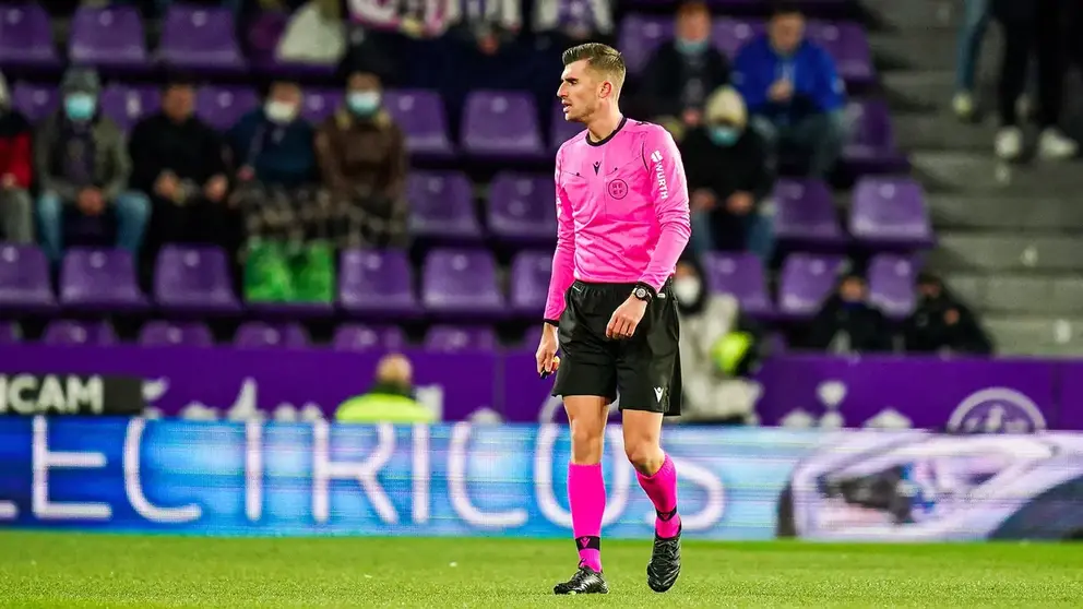 &Aacute;lvaro Moreno Arag&oacute;n en un partido de LaLiga Hypermotion