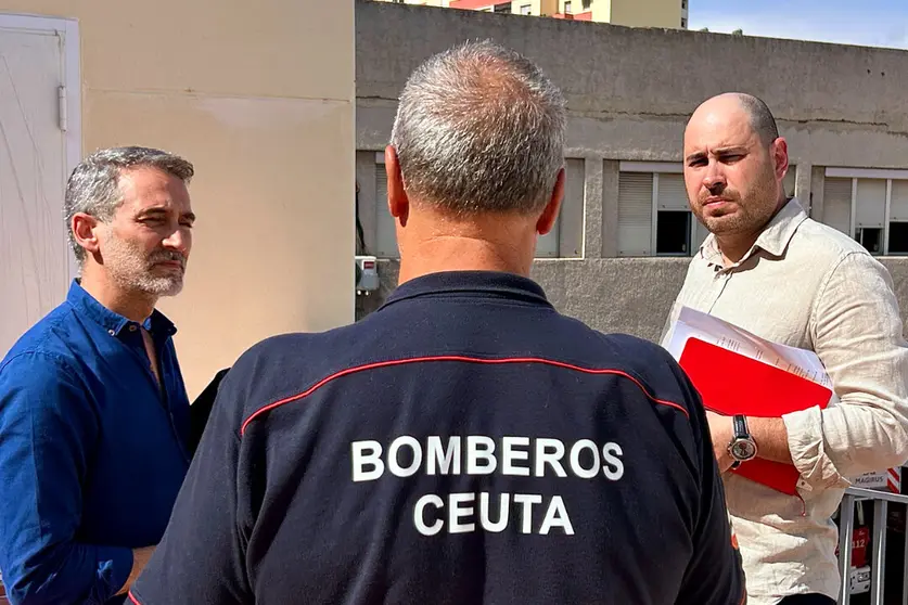 P&eacute;rez Triano y Sebasti&aacute;n Guerrero junto al jefe de Bomberos / PSOE