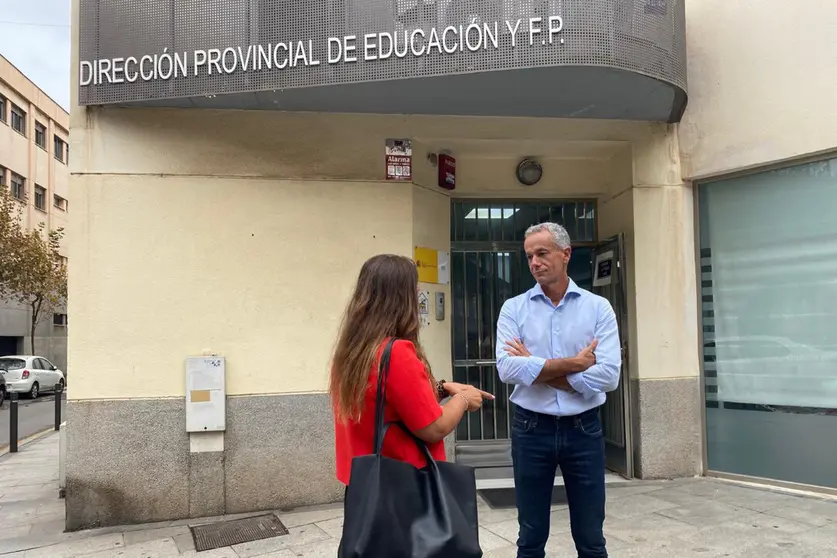 Miguel Se&ntilde;or a las puertas de la Direcci&oacute;n Provincial de Educaci&oacute;n y FP / P. Matas