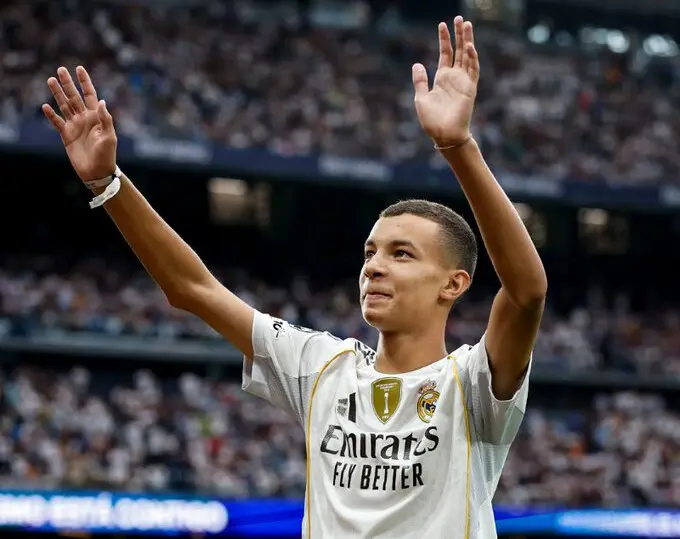 Emotivo homenaje del Real Madrid al joven que perdi&oacute; a su familia en el terremoto de Marruecos. Foto: Real Madrid