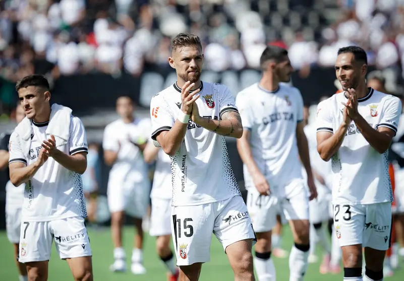 Los jugadores de la AD Ceuta FC saludan a la afici&oacute;n tras el triunfo ante el Zaragoza. Foto: Zaki / AD Ceuta FC