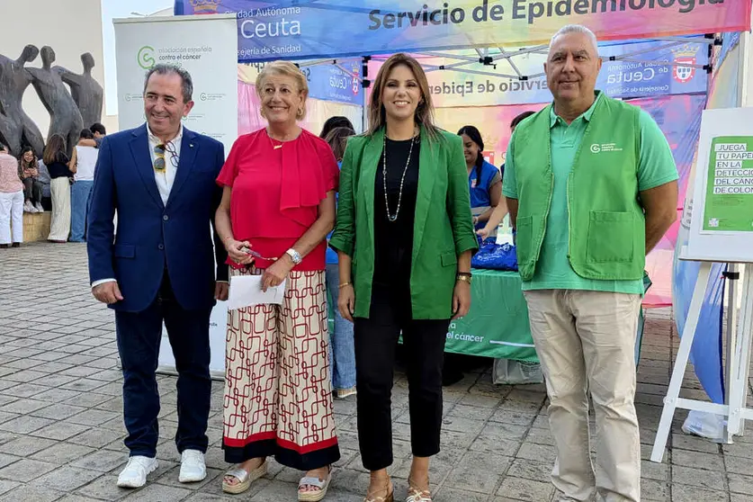 La consejera de Sanidad en el stand ubicado este viernes en el Revell&iacute;n / Laura Ortiz