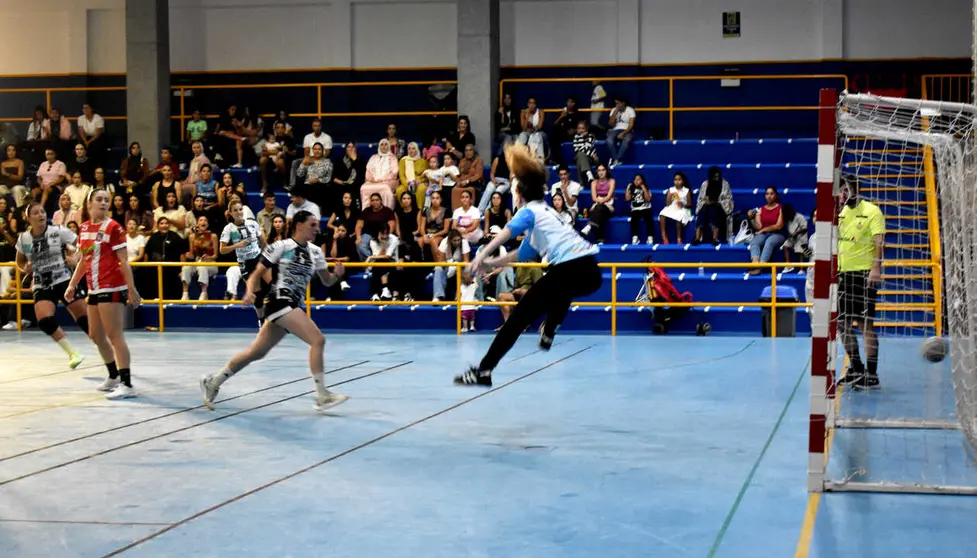 Victoria del Balonmano Estudiantes ante Roquetas. Foto: Rafa B&aacute;ez