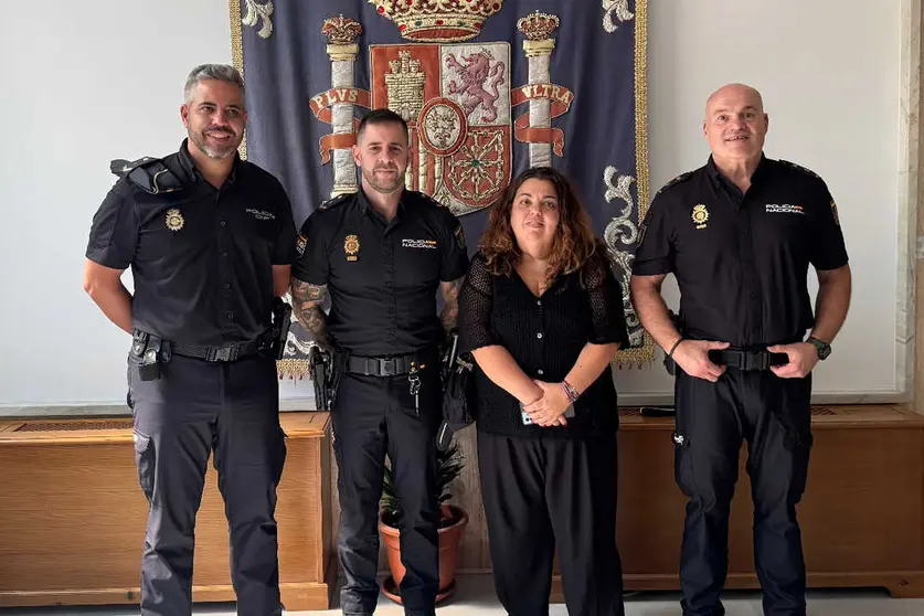 La delegada del Gobierno ha recibido a los dos agentes que salvaron la vida al beb&eacute; el pasado 22 de septiembre / Delegaci&oacute;n del Gobierno