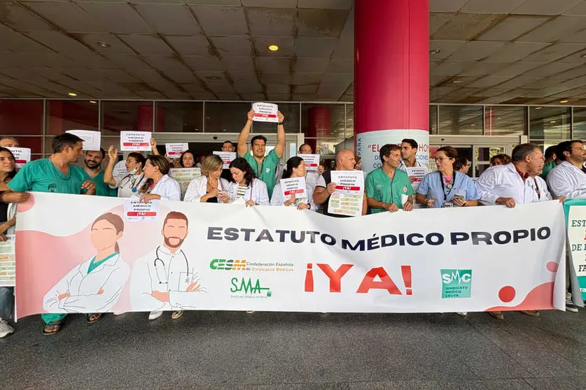 Concentraci&oacute;n de m&eacute;dicos y facultativos a las puertas del HUCE / Alma Palomino