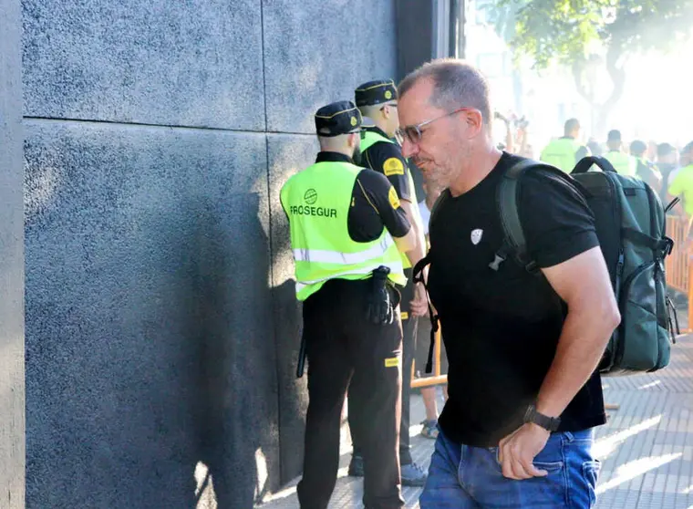 Jos&eacute; Juan Romero llegando al Murube antes del duelo contra el Eibar 