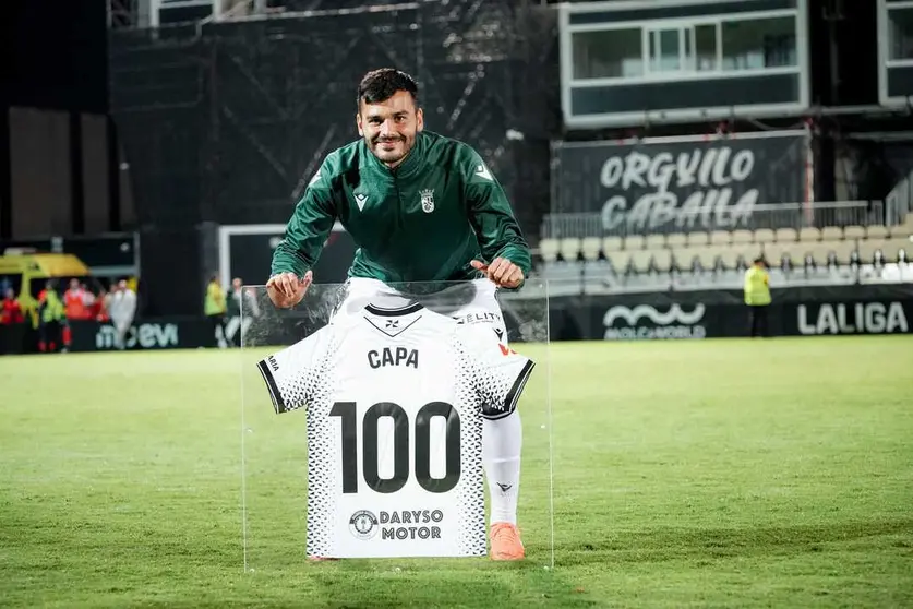 Albert Caparr&oacute;s 'Capa' posando junto a la camiseta conmemorativa de los 100 partidos. Foto: Zaki / AD Ceuta FC