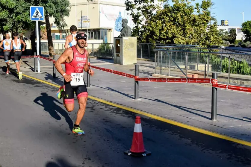 Vilal Ahmed, ganador del Triatl&oacute;n Ciudad de Ceuta. Foto: Rafa B&aacute;ez