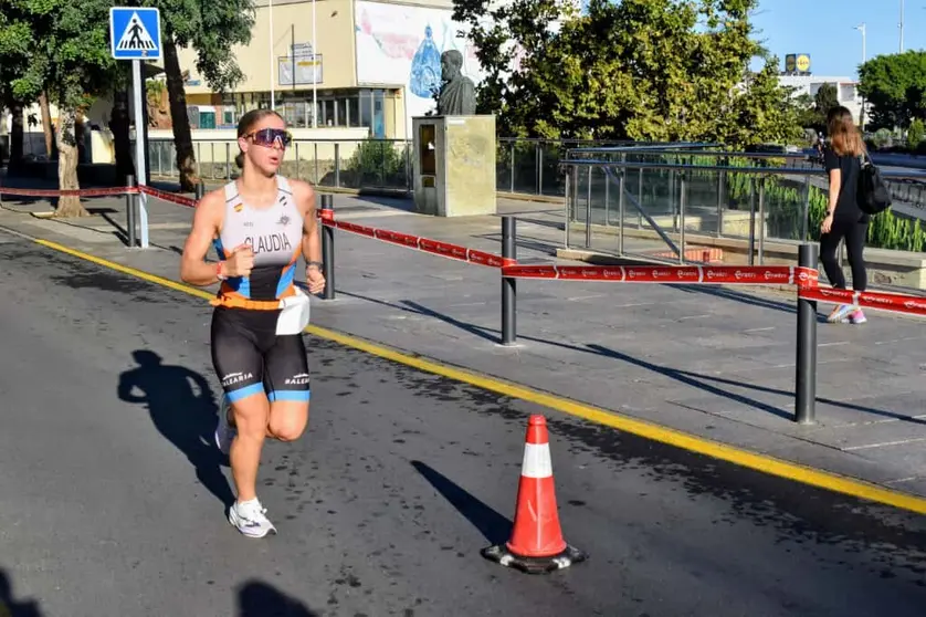 Claudia Casanova, ganadora del Triatl&oacute;n Ciudad de Ceuta. Foto: Rafa B&aacute;ez