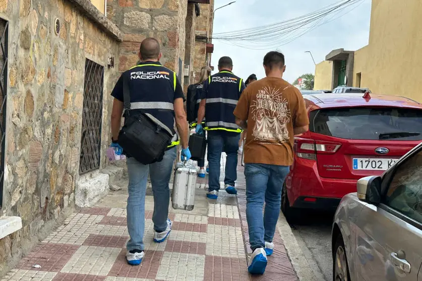 Agentes de la Polic&iacute;a Nacional abandonando el domicilio donde esta ma&ntilde;ana han seguido recabando pruebas / Mohammed Ettouileb