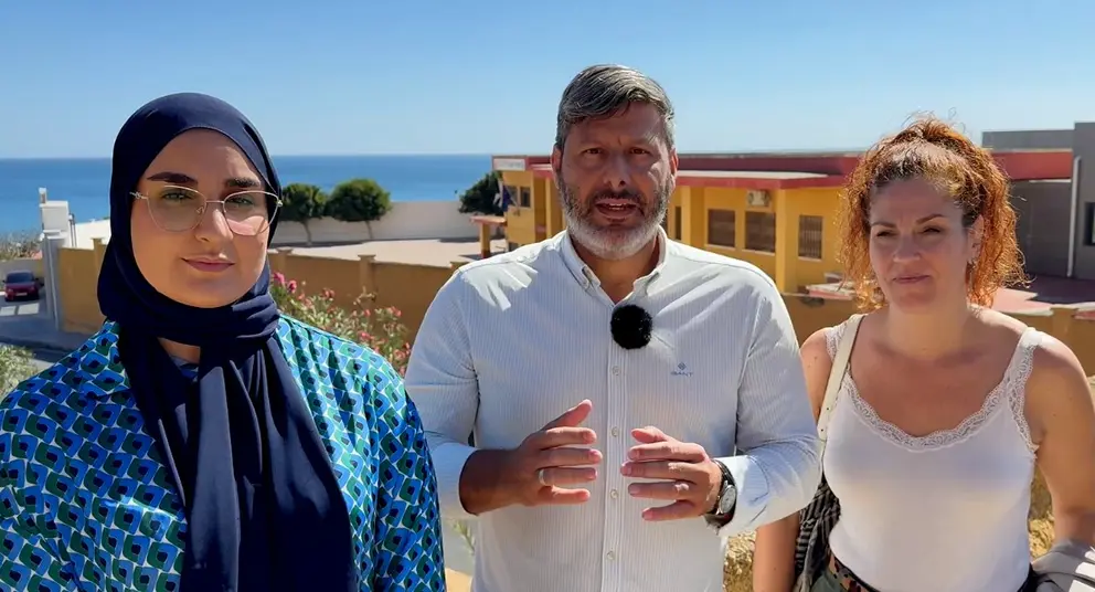 Mohamed Mustafa, junto a parte de su equipo, a las puertas del Colegio Pr&iacute;ncipe Felipe