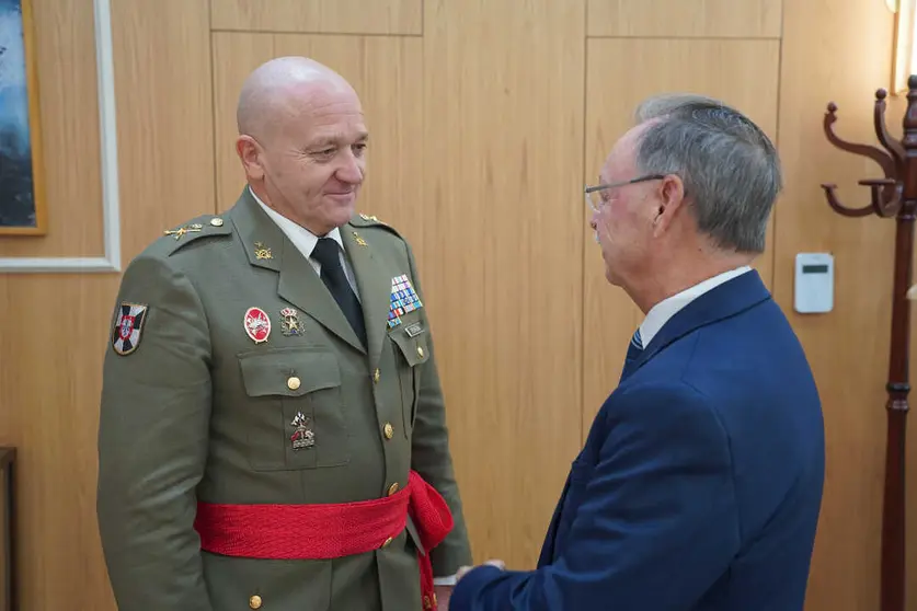 Juan Vivas recibe al Brigada Antonio Juli&aacute;n Ferrera Arriba