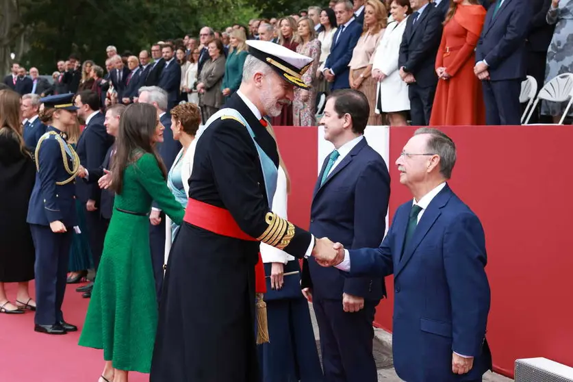 Su Majestad Felipe VI saluda a Juan Vivas, presidente de la Ciudad Aut&oacute;noma de Ceuta