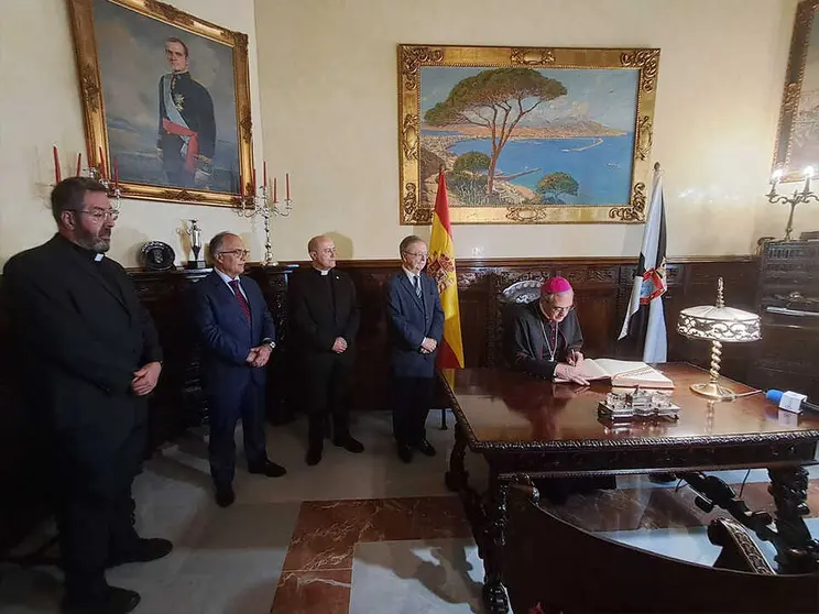 Visita del Arzobispo castrense, Juan Antonio Azn&aacute;rez / C&eacute;sar Mart&iacute;n