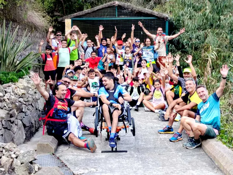 Cerca de 50 j&oacute;venes se inician en el senderismo de la mano de la Federaci&oacute;n de Deportes de Monta&ntilde;a y Escalada. Foto: Rafa B&aacute;ez