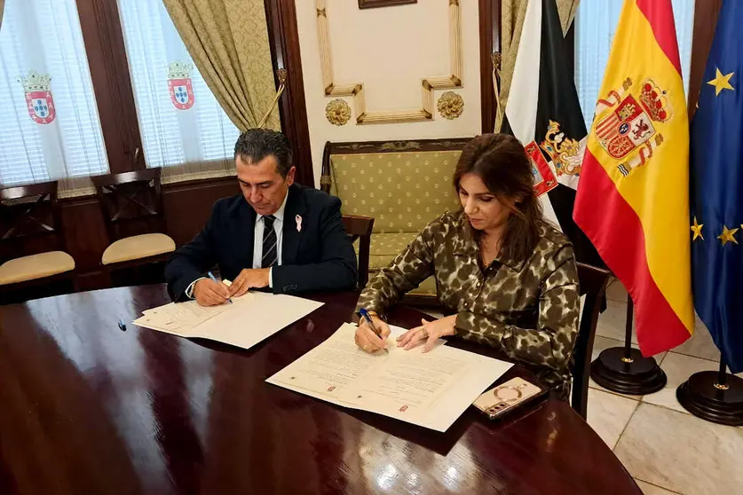 Carlos Rontom&eacute; y Nabiza Benzina durante la firma de convenio de este lunes / C&eacute;sar Mart&iacute;n