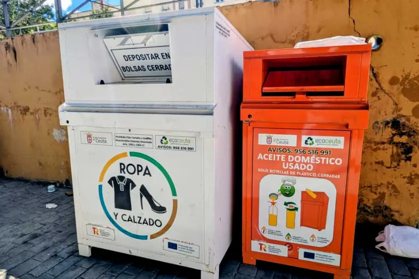 Contenedores para la recogida de textil y aceite en los pisos del Roc&iacute;o _ Rafa B&aacute;ez