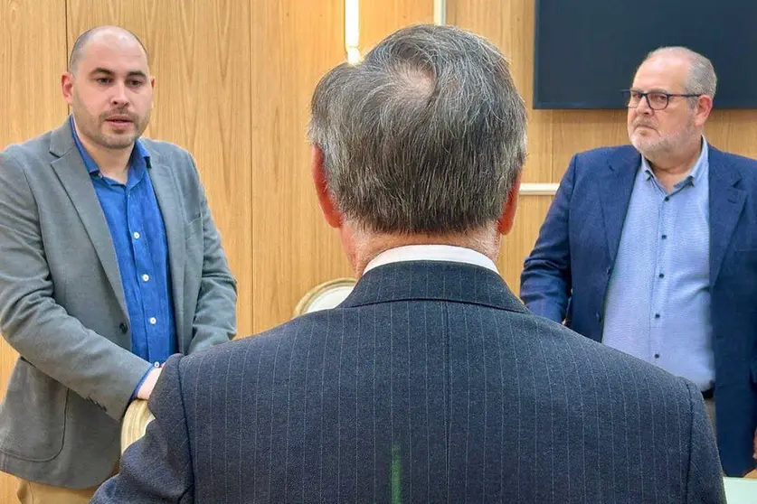 P&eacute;rez Triano y Antonio Coronil hablando con Vivas