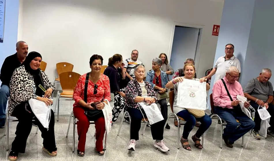 La Fundaci&oacute;n AD Ceuta FC entrega mochilas a los mayores para promover la limpieza de los montes 
