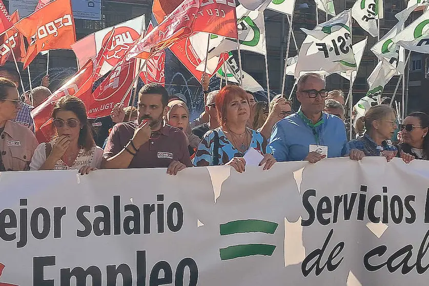 Concentraci&oacute;n de los sindicatos en la plaza de los Reyes / C&eacute;sar Mart&iacute;n