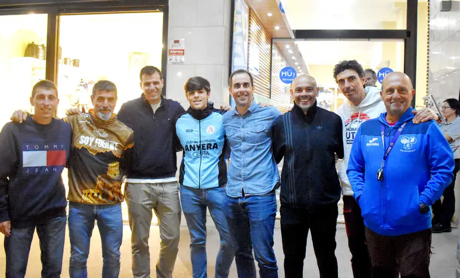Selecci&oacute;n de Ceuta de Marcha N&oacute;rdica en la recogida de dorsales. Foto: Rafa B&aacute;ez