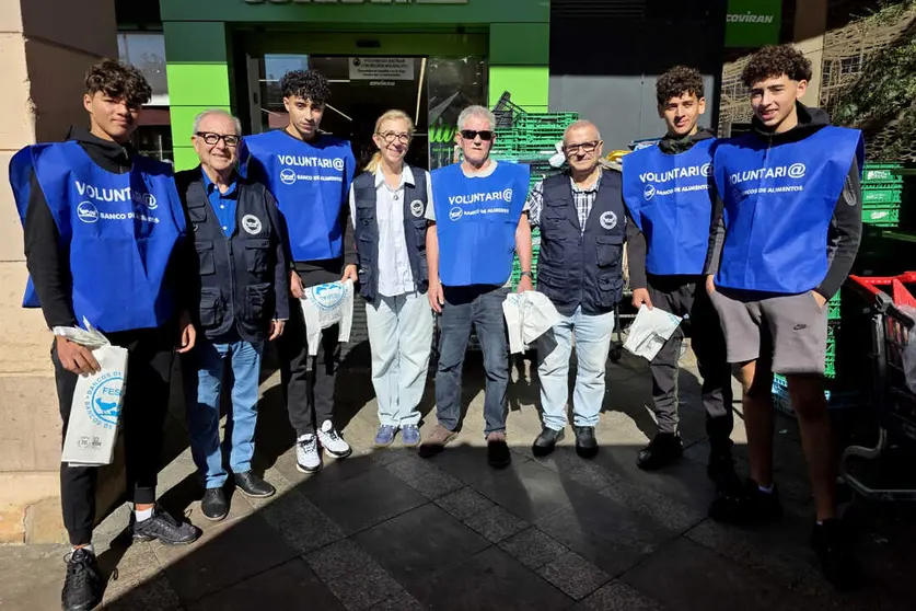 Pedro Mariscal junto a los voluntarios que est&aacute;n recogiendo alimentos en la plaza de los Reyes / Laura Ortiz