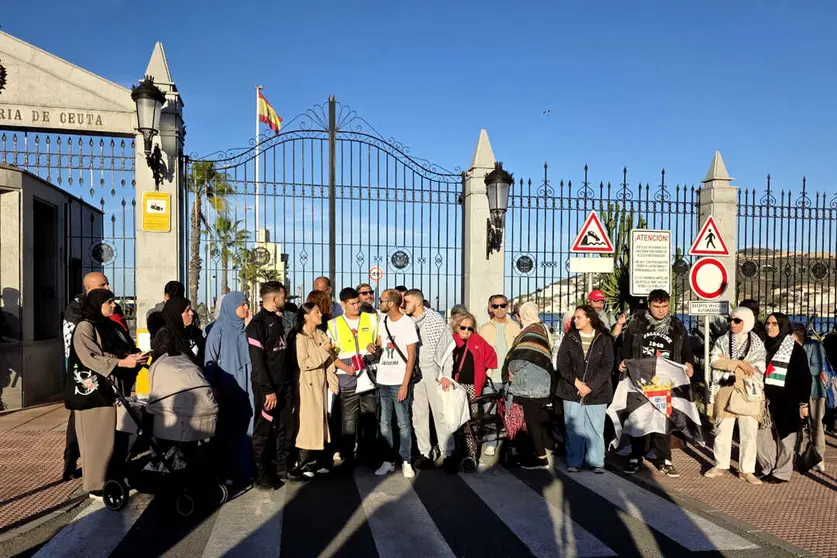 Concentraci&oacute;n a las puertas del Muelle Espa&ntilde;a / Laura Ortiz