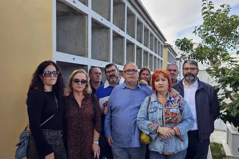 Entrega de flores por el aniversario del fallecimiento de Juan Carlos P&eacute;rez