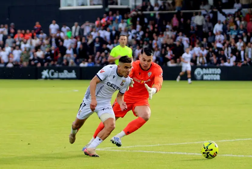 Aisar se marcha de Andr&eacute;s Fern&aacute;ndez en el encuentro entre la AD Ceuta FC y el Almer&iacute;a. Foto: Abdeselam Mohamed