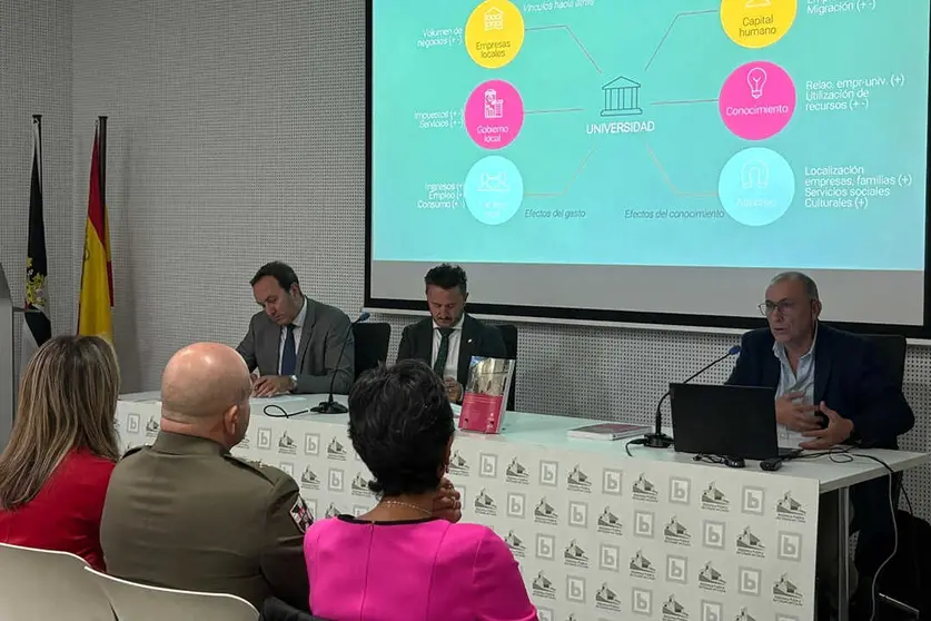 La presentaci&oacute;n del estudio sobre el impacto econ&oacute;mico que genera la Universidad de Granada en la econom&iacute;a local ha tenido lugar este martes en la Bilblioteca Adolfo Su&aacute;rez./Alma Palomino
