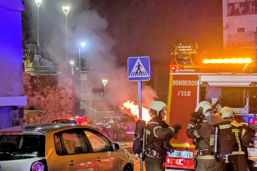 Coche ardiendo en el Mixto / Ceuta Tv