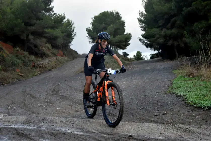Mar&iacute;a Boh&oacute;rquez, ganadora de la prueba femenina de la Media Marat&oacute;n BTT. Foto: Rafa B&aacute;ez