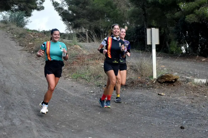 Parte del equipo femenino de la COMGECEU entrenando en la pista de La Lastra. Foto: Rafa B&aacute;ez