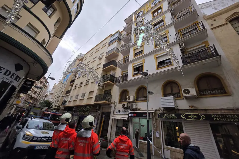 Desprendimiento de cascotes frente a la calle Echegarary / Laura Ortiz