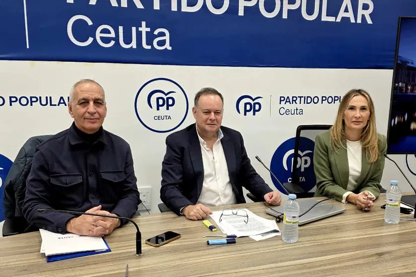 Javier Celaya, junto a Abdelhakim Abdeselam y Cristina D&iacute;az durante la comparecencia de este lunes en la sede del PP / Laura Ortiz