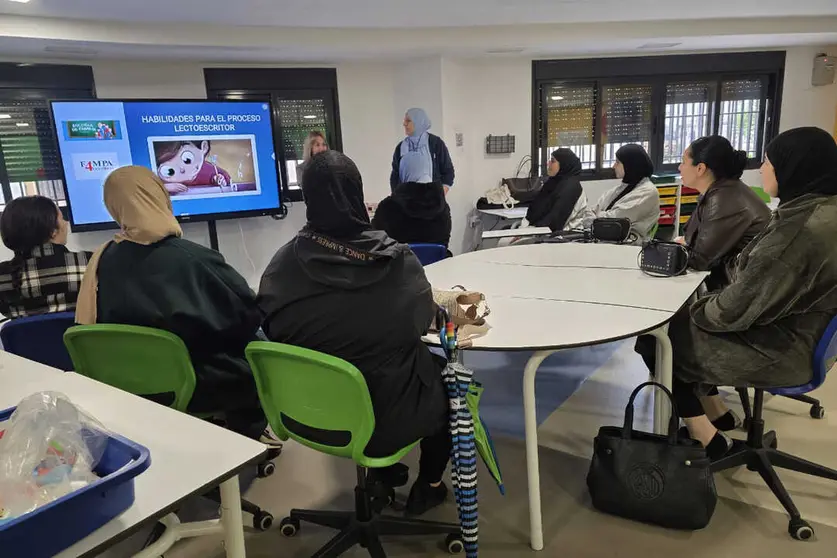 FAMPA Cuatro Culturas ha celebrado&nbsp;un taller de lectoescritura dentro de su programa 'Escuela de Familias',