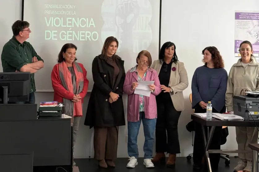 El Centro Asesor de la Mujer ha cerrado su jornada del 25N con la lectura de un manifiesto colectivo