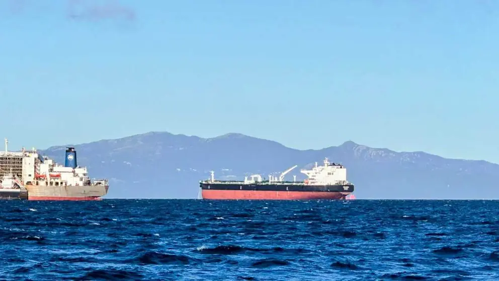  Buque, en bah&iacute;a, para repostar combustible 