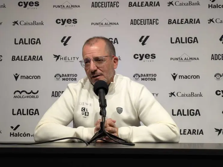 Jos&eacute; Juan Romero en la rueda de prensa previa al AD Ceuta FC - RC Deportivo.
