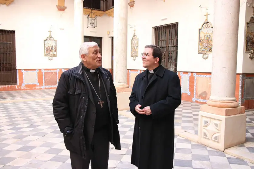 Ex Obispo de Ceuta y C&aacute;diz, Rafael Zornoza (Izda) y Administrador Apost&oacute;lico a Mons. Ram&oacute;n Dar&iacute;o Valdivia (Dcha)