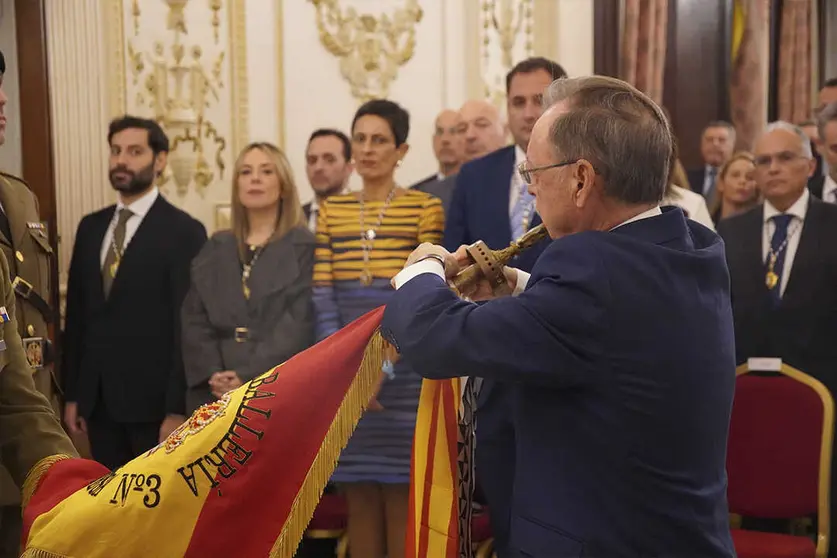 Entrega de la medalla de Plata de la Ciudad al Regimiento de Caballer&iacute;a Montesa n&ordm;3 / Mohamed Ettouileb