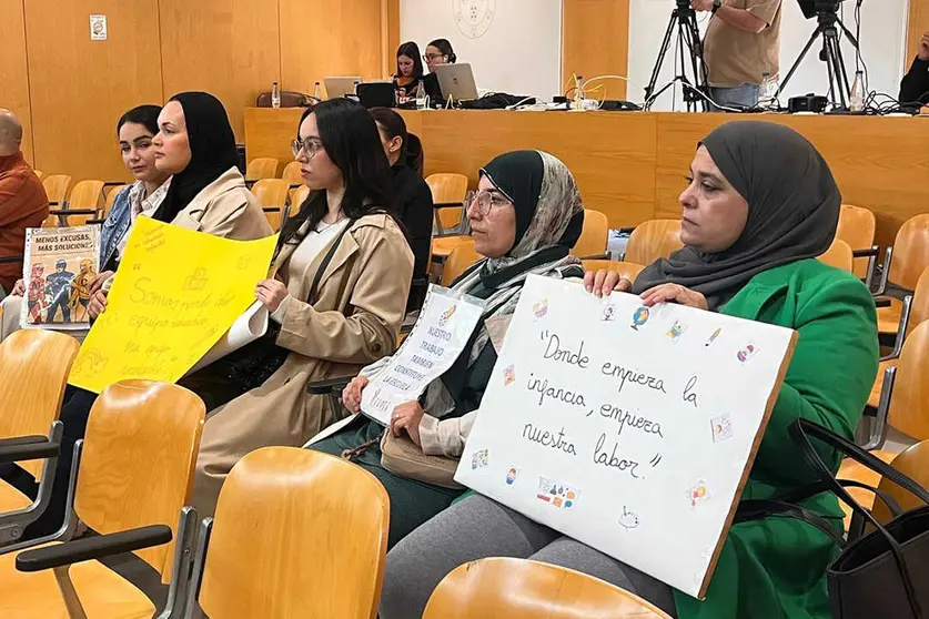Protesta de t&eacute;cnicas de Educaci&oacute;n en el Pleno de la Asamblea