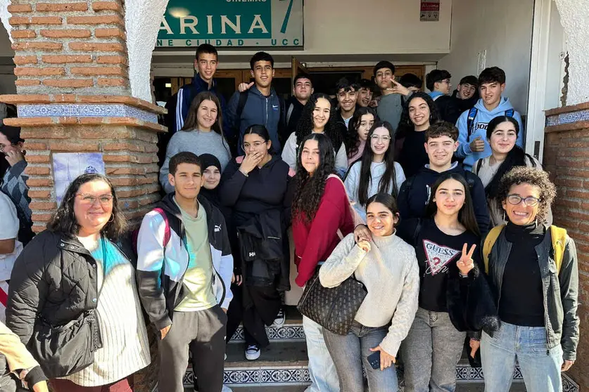 Los alumnos del Siete Colinas a las puertas de los multicines Marina / Instituto Siete Colinas