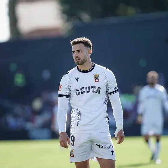 Marcos Fern&aacute;ndez con la camiseta de la AD Ceuta FC. Foto: Zaki / AD Ceuta FC