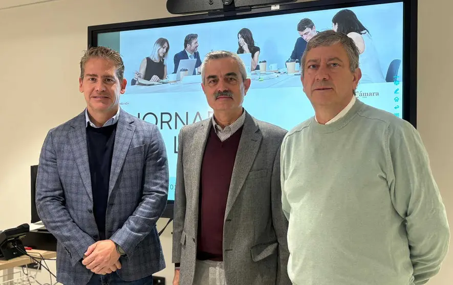 El presidente de la C&aacute;mara de Comercio junto al director provincial del SEPE y el responsable del COE / Alma Palomino