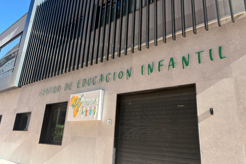 Centro de Educaci&oacute;n Infantil '&Aacute;frica' en la Estaci&oacute;n de Ferrocarril / Alma Palomino