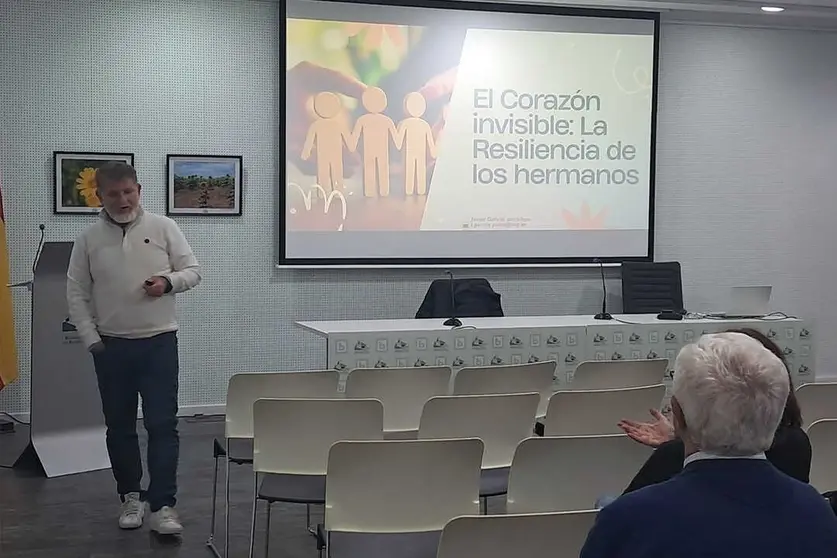 &lsquo;El coraz&oacute;n invisible: la resiliencia de los hermanos&rsquo;, charla del Colegio de la Psicolog&iacute;a